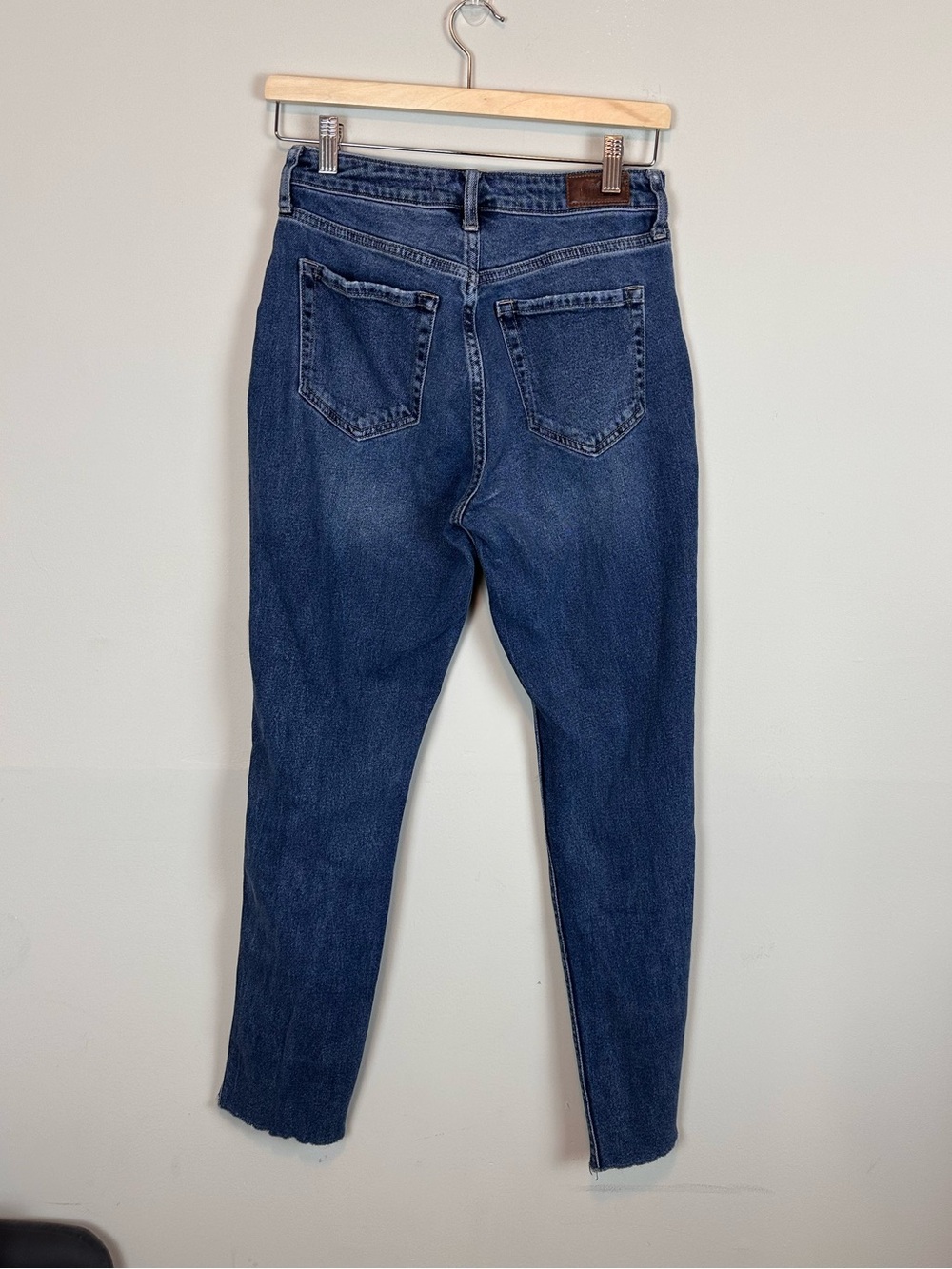 Hollister Curvy High Rise Mom Jeans Ripped Medium Wash Size W26 L29 - Picture 5 of 10